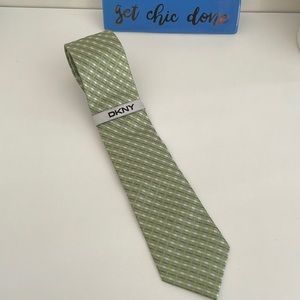 NWT DKNY 100% SILK GREEN TIE